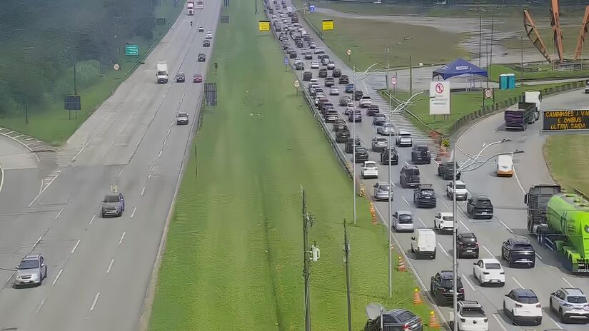 O movimento já é intenso nas principais vias que ligam a capital à Baixada Santista e ao Interior. O tempo encoberto na serra exige atenção redobrada dos motoristas (Ecovias/Reprodução)