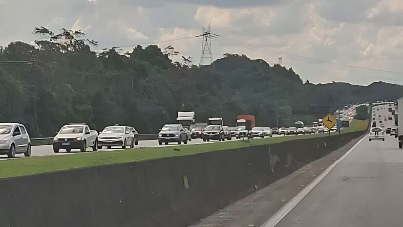 Com a estimativa de 16 milhões de veículos circulando pelas rodovias de SP, o "ninho" de carros já se formou na descida para o Litoral (Alexandre Bueno/DL)