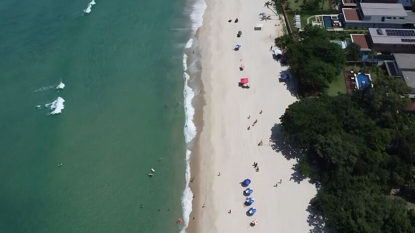 O acesso à Maresias acontece por intermédio da Rodovia Rio-Santos (BR-101) em direção ao norte, que inclusive é considerada a estrada mais linda do Brasil (Traços do Mundo/YouTube)