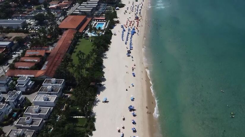 Ao chegar em Maresias durante o período noturno, a sensação é a de passar por bairros como Vila Olímpia ou Itaim Bibi, tamanha a agitação do trecho durante o período mencionado (Traços do Mundo/YouTube)