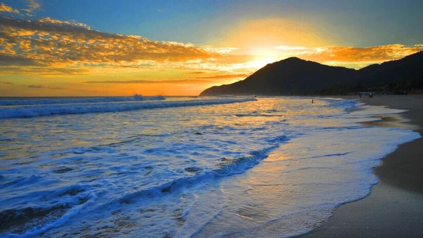 Sua praia conta com uma bela vista durante o dia, mas por conta da sua característica de 'tombo' acaba atraindo diversos surfistas (PM São Sebastião/Divulgação)