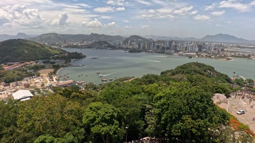 Subir o penhasco é mais do que uma atividade turística; é a oportunidade de enxergar o Espírito Santo nascer diante dos olhos / Reprodução/YouTube