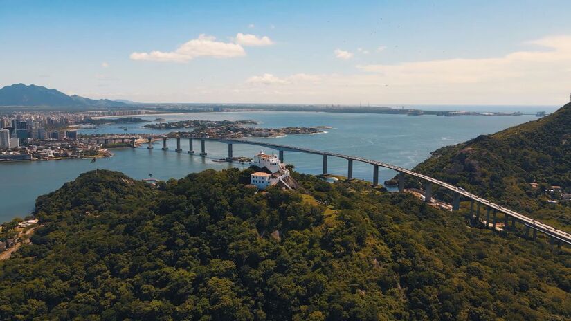 Vila Velha está a 10 km de Vitória, com acesso facilitado pela Terceira Ponte e pelo Aeroporto Eurico de Aguiar Salles / Reprodução/YouTube