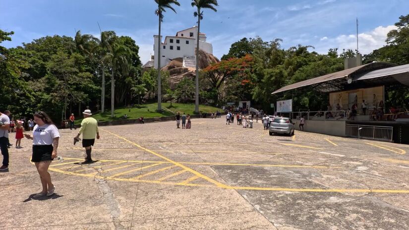 Ele sempre reapareceu no alto do penhasco, reforçando o simbolismo do local / Reprodução/YouTube