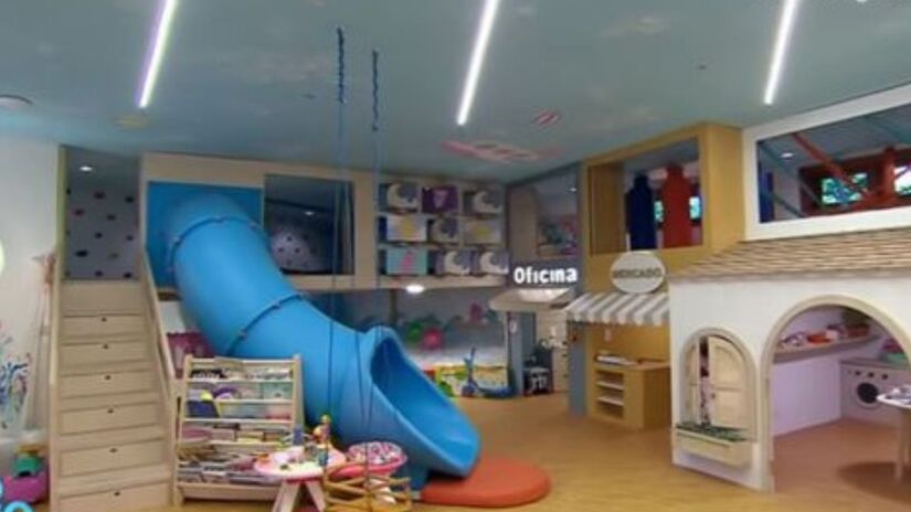 Sala principal impressiona com 120m² e pé-direito alto /Reprodução