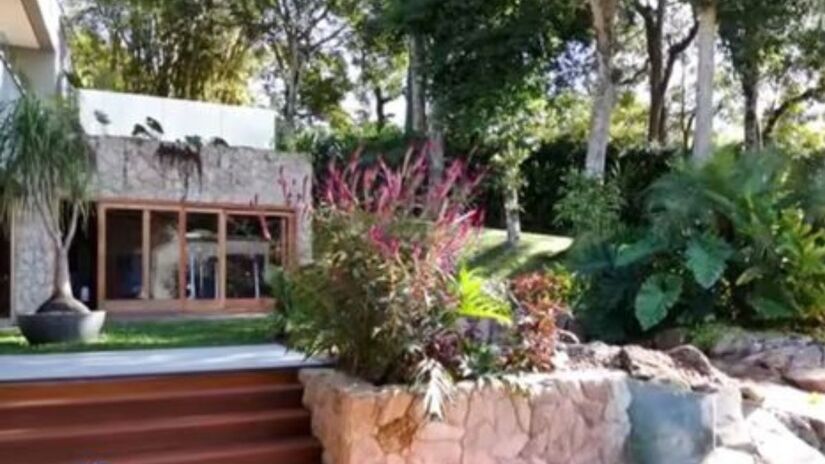 Casa conta com quatro suítes, incluindo uma master com cerca de 50m² /Reprodução