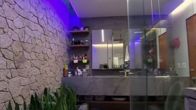 Área externa tem piscina, lago com peixes e espaço para as crianças /Reprodução