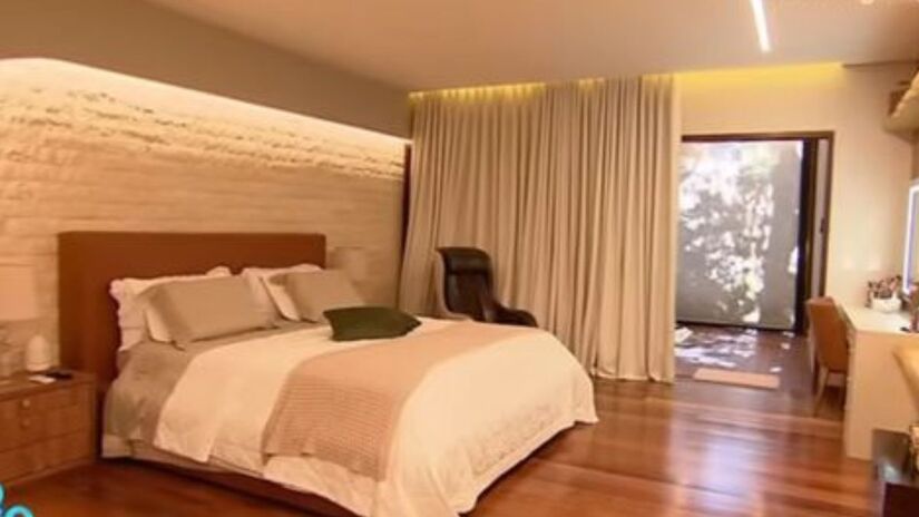 Projeto mistura vidro, madeira e metal em estilo moderno /Reprodução