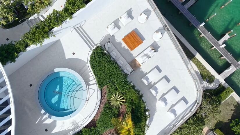 A área externa conta com piscina e espaço para descanso, onde a varanda conta com 2.100 pés quadrados (DG Marketing/YouTube/Reprodução)