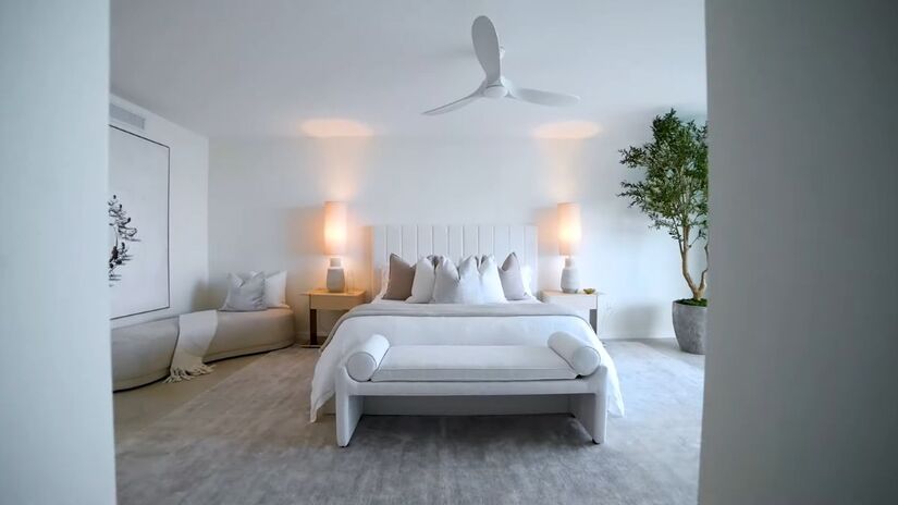 O imóvel conta com cinco quartos, cinco banheiros e meio, além de pouco mais de 5.000 pés quadrados (DG Marketing/YouTube/Reprodução)