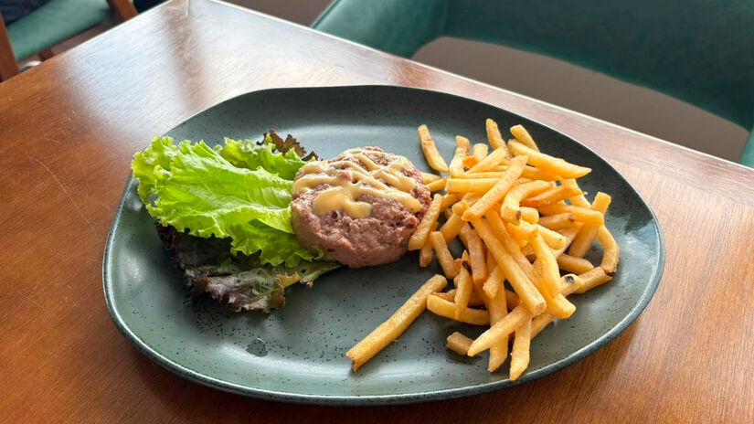 A combinação entre mar, prédios e iluminação urbana cria um contraste que chama a atenção tanto de moradores quanto de turistas.  Isabella Fernandes/DL