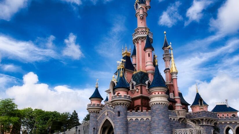 A última vez que a empresa do Mickey Mouse realizou uma rodada de demissões foi em 2023, quando cortou 7 mil empregos como forma de economizar US$ 5,5 bilhões em custos (Travel with Lenses/Pexels)