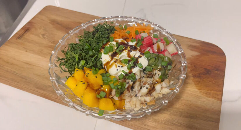 Monte o poke em uma tigela começando pelo arroz japonês. Youtube/Receitas Simples e Fáceis/Caprichos do Lar