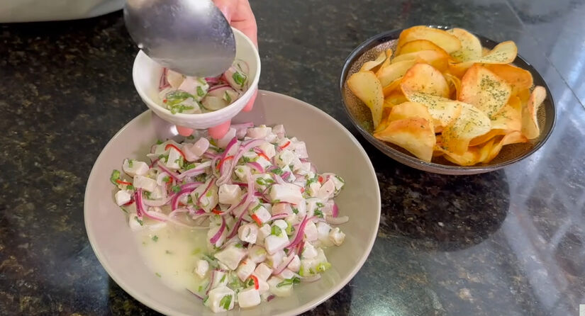 Misture bem e tempere com sal e, se quiser, o peixe em pó. Finalize com a salsinha e leve à geladeira por cerca de 5 minutos.  Reprodução/Youtube/Julia Nakaya