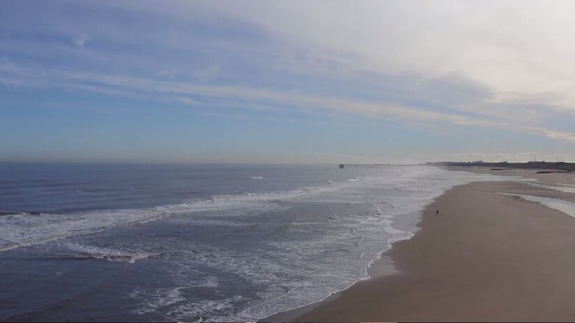 A situação começou quando objetos passaram a surgir parcialmente na superfície da areia