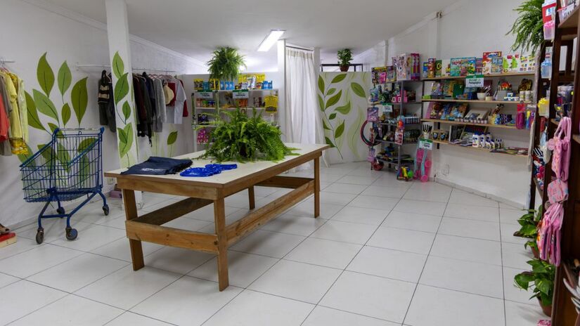 Para garantir o crédito na Eco Carteira, os materiais devem ser entregues limpos, secos e amassados. O showroom aceita desde garrafas PET até embalagens de produtos de limpeza, incentivando a correta gestão de resíduos domésticos. /Divulgação
