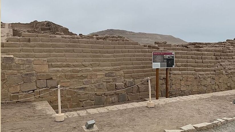 Novas evidências indicam que as Grandes Pirâmides não foram erguidas apenas com força bruta, mas com um sofisticado sistema de elevadores internos e contrapesos. Deslize para entender como essa tecnologia funcionava na prática. /Wikimedia Commons