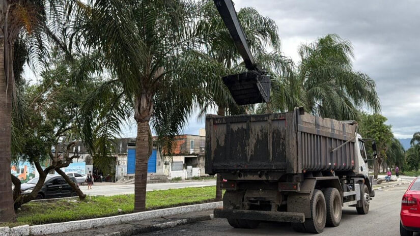 O trabalho consiste na remoção de sedimentos como areia, lodo, lixo e vegetação, aumentando a vazão / Divulgação/PMSV