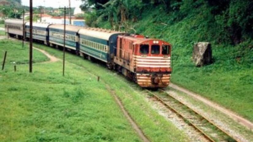 Em seu auge, nos anos 1960, a ferrovia Santos-Juquiá oferecia sete horários diários partindo da Estação Ana Costa. O que era rotina para gerações de moradores da Baixada Santista virou memória/Wanderley Duck
