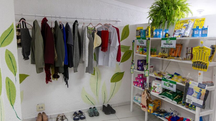 Mais do que reciclagem, o programa Reciclar Vale Mais promove a inclusão social. O showroom funciona como um mercado comunitário onde o resíduo sólido ganha valor de compra, fortalecendo a rede de proteção social do município. /Divulgação
