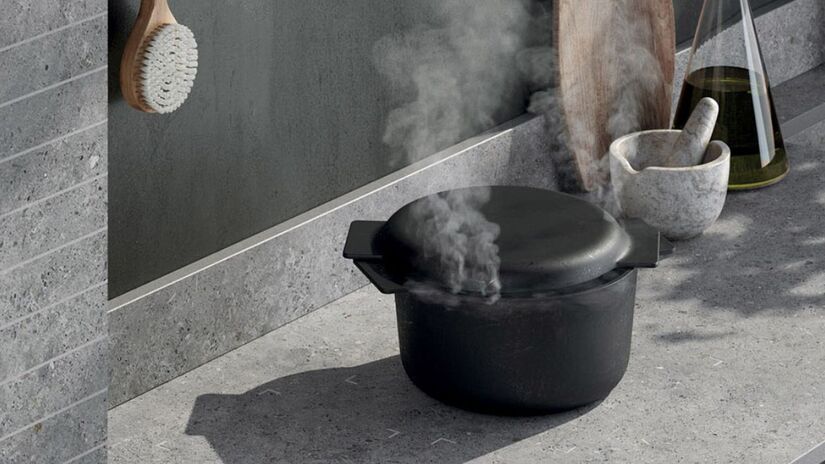 Diferente dos modelos convencionais, o sistema embutido sob a pedra direciona a energia exclusivamente para a base da panela. Isso garante um cozimento até duas vezes mais rápido e mantém a superfície ao redor segura ao toque. /Divulgação