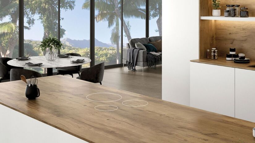 Sem as bordas e frestas dos cooktops tradicionais, a limpeza da bancada torna-se tão simples quanto passar um pano em uma mesa comum. O sistema permite que o espaço de trabalho seja utilizado para preparo de alimentos ou refeições quando o fogão não está em uso. /Divulgação