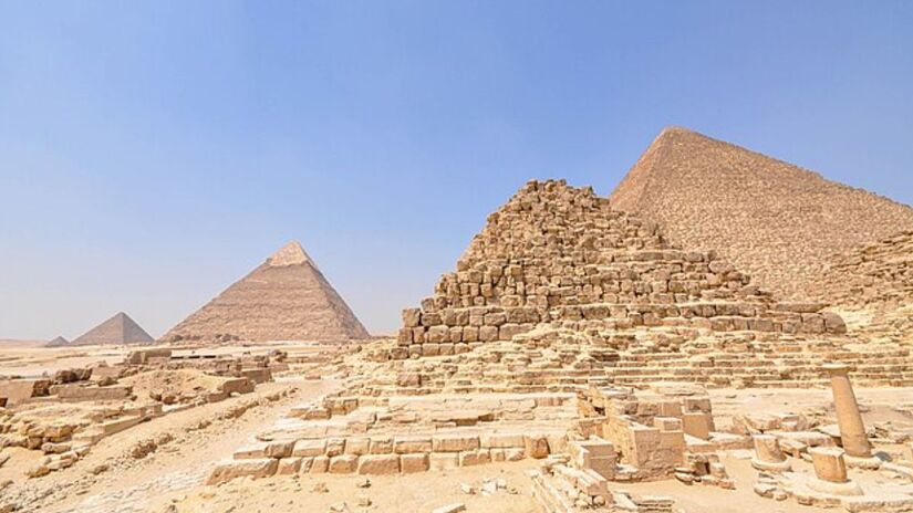 Um novo estudo aponta que o segredo estava na arquitetura interna dos monumentos. Acompanhe nesta galeria os detalhes da técnica que permitiu ao Egito construir a maior estrutura do mundo antigo sem máquinas modernas. /Wikimedia Commons