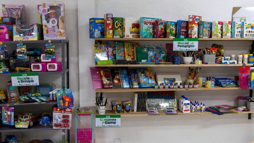 Moradores de Cubatão agora podem transformar plásticos recicláveis em benefícios reais. Na foto, o momento da troca de embalagens limpas por produtos essenciais como alimentos e itens de higiene, utilizando a nova Moeda Humanitária. /Divulgação
