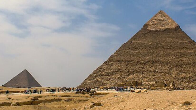 Como o Egito Antigo antecipou conceitos modernos de física e mecânica para erguer as Pirâmides de Gizé? Confira as projeções e teorias que estão transformando o que sabemos sobre o reinado de Quéops. /Wikimedia Commons