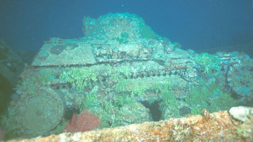 O Fujikawa Maru é um dos navios que preservam tanques e aviões em um museu submerso fascinante /Wikimedia Commons
