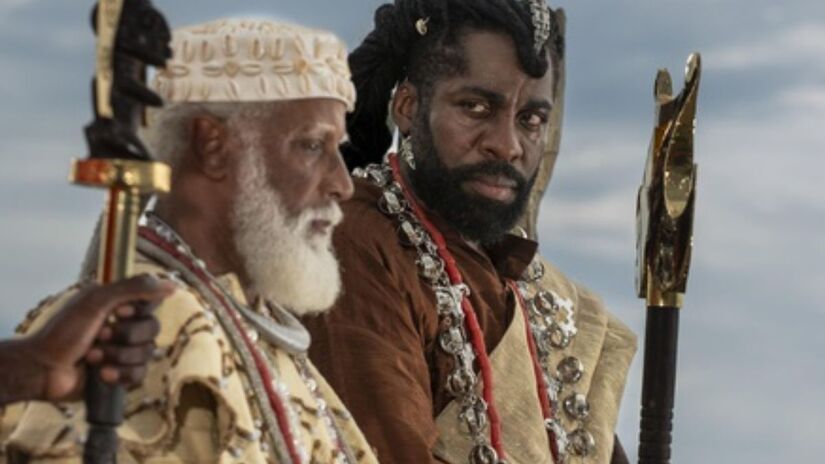 Jendal (Lázaro Ramos) e Chinua (Hilton Cobra) em 'A Nobreza do Amor'/Reprodução/Globo
