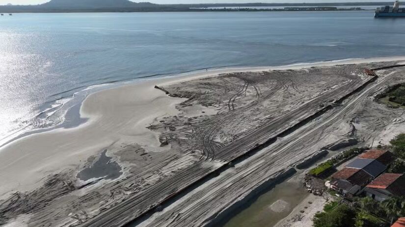 Em vez de atuar em um único ponto, a obra interfere em toda a faixa litorânea conectada, impactando praias vizinhas e bairros como o Jardim da Barra ao mesmo tempo / Divulgação