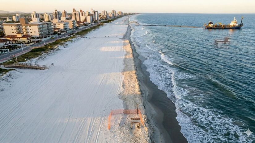 Para viabilizar o projeto, são utilizados sedimentos retirados de áreas marítimas próximas / Imagem gerada pelo Gemini/IA