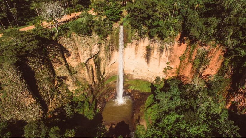 Saltão Parque de Ecoturismo, com três cachoeiras onde se destaca a Cachoeira Saltão, com 70 metros de altura sendo a cachoeira mais bonita da Serra de Itaquerí / Reprodução / PMI