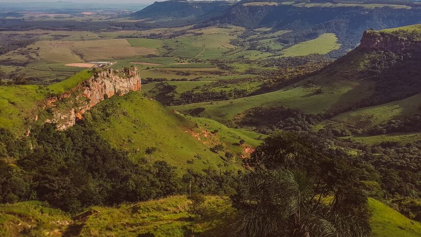 Mirante natural em um dos pontos mais altos da Serra de Itaquerí com 1.100 metros de altitude e um desnível de 450 metros, conhecido como "Morro do Fogão" / Reprodução / PMI