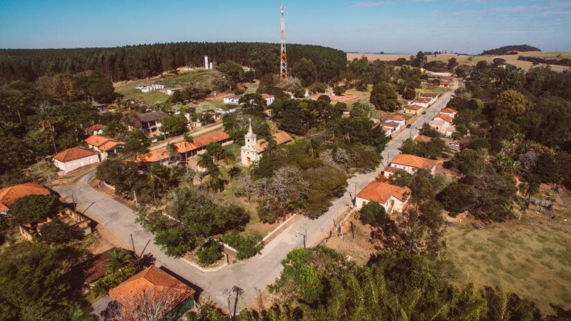 Itaquerí da Serra, vila histórica ao redor da belíssima Capela de Nossa Senhora da Conceição, que ainda preserva os Azulejos Portugueses, a Pia Batismal e a imagem da Santa Padroeira, trazidas pelos portugueses que fundaram a vila em 1839 / Reprodução / PMI