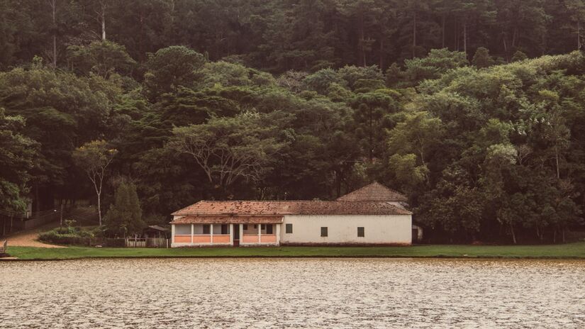 Administrada pela Fundação Florestal, a "Fazendinha", possui represa para contemplação, parquinho, pista de saúde, bosques, diversos bancos e muita área verde / Reprodução / PMI