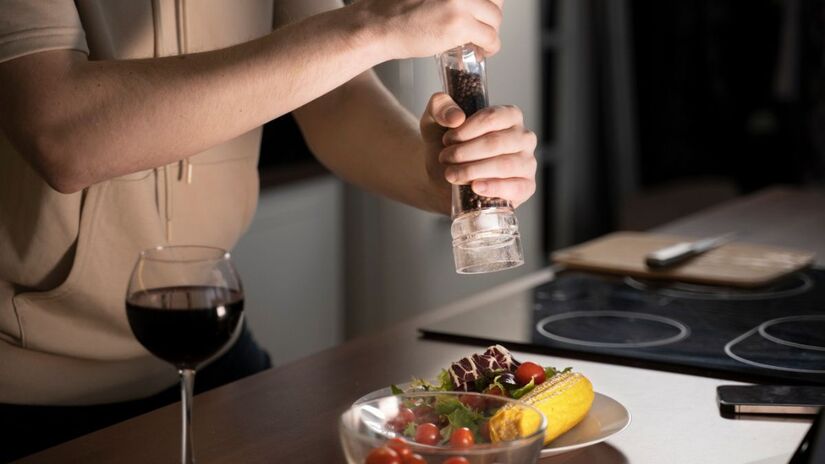 Controle de fluidos: Neurônios específicos funcionam como sensores para ajustar os tipos de sede e a quantidade de água no organismo / Foto: Freepik
