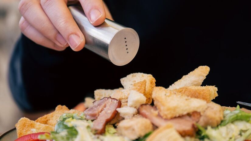 O perigo dos extremos: Tanto o consumo excessivo quanto a restrição severa de sal podem causar danos celulares e prejudicar órgãos vitais / Foto: Freepik