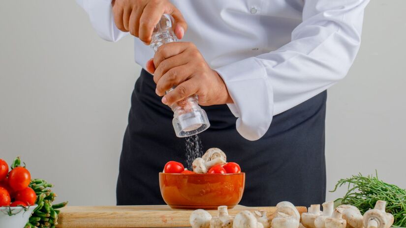 Necessidade sob medida: A recomendação geral é de 2,3 gramas ao dia, mas dietas específicas ou pressão baixa podem exigir ajustes individuais / Foto: Freepik