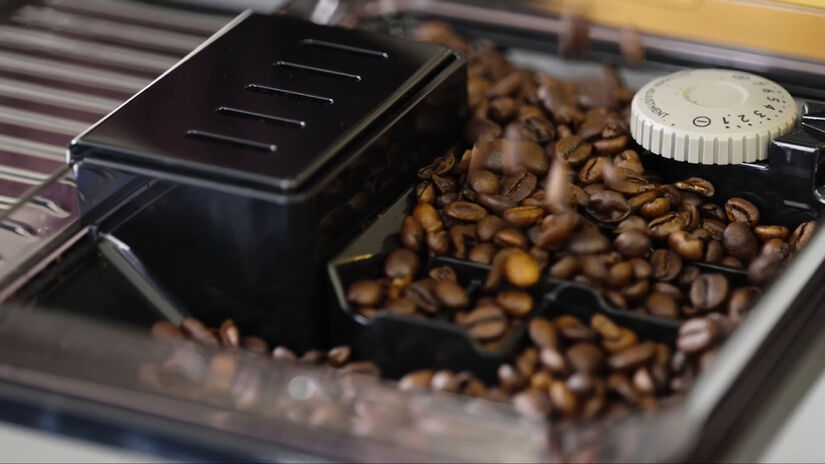 Os novos modelos integram moagem, dosagem, extração e até a vaporização do leite em fluxos automatizados / Reprodução/Youtube