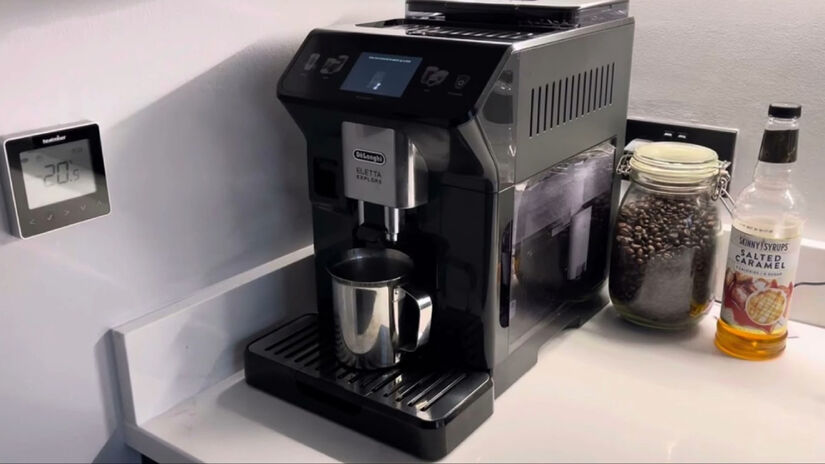 O café moído na hora sai por pouco mais de 15 pence (R$ 1,03) / Reprodução/Youtube