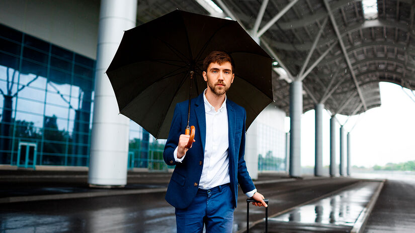 O poncho estendido surge, assim, como uma alternativa moderna que acompanha o ritmo das cidades e oferece mais liberdade para quem não quer parar por causa do mau tempo. Freepik