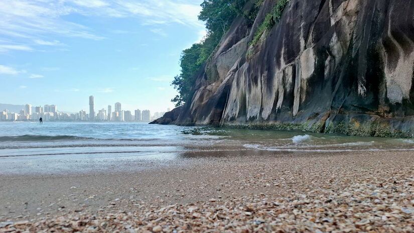 A retirada dos cabos aéreos deve ajudar a reduzir furtos de fios, um problema crescente em diversas cidades, e melhorar a eficiência dos serviços.