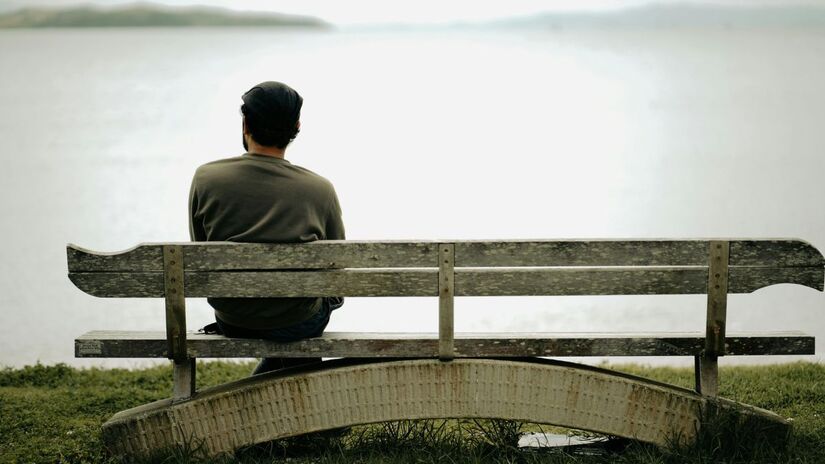 Estudos da Psicologia indicam que falta de amigos íntimos pode estar ligada a experiências da infância /Reprodução