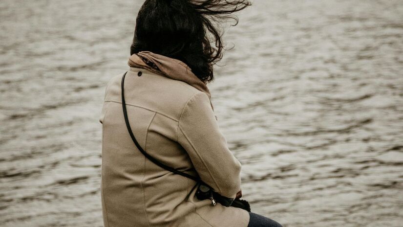 Teoria do apego, de John Bowlby, explica como vínculos iniciais influenciam relações na vida adulta /Reprodução