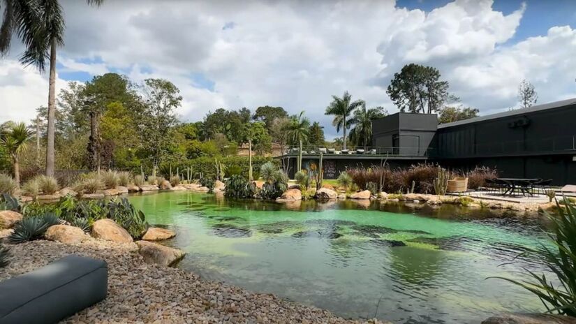 Por isso, ele decidiu vender o local para conseguir comprar uma mansão maior e que pudesse comportar espaços adequados para estes animais (YouTube/Reprodução)