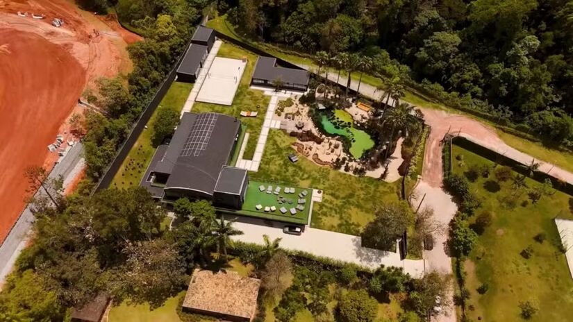 A mansão conta com 1.800 m² de área, sendo construída em um terreno de 6 mil metros quadrados (YouTube/Reprodução)