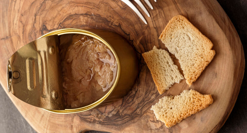 Uma comparação feita com produtos da marca Gomes da Costa aponta diferenças importantes, especialmente no teor de proteína. Freepik