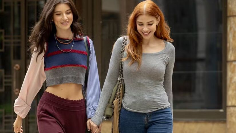 Lorena e Juquinha, de Três Graças, conquistaram o público e viralizam com cenas românticas nas redes sociais /Beatriz Damy/Globo